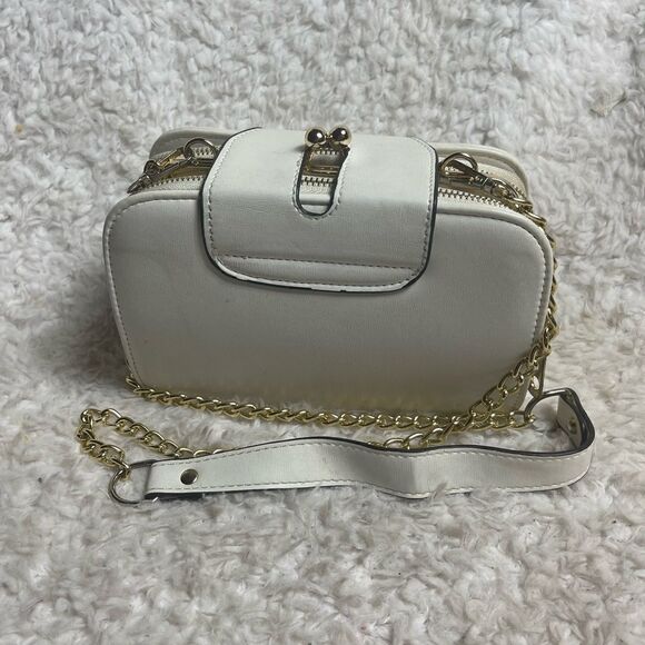White synthetic leather crossbody bag with fashion accents & gold tone chain. - Picture 6 of 15
